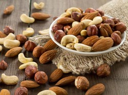 Apa Benar Minum Air Putih Usai Makan Kacang Sebabkan Iritasi Tenggorokan?