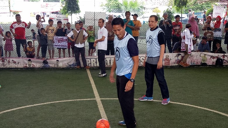 Jatuh Saat Cetak Gol, Anies Menang Tanding Futsal Lawan Sandiaga