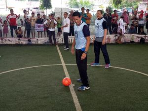 Jatuh Saat Cetak Gol, Anies Menang Tanding Futsal Lawan Sandiaga