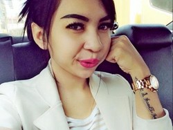 Desi Si Model Telepon Ibunya usai Jatuh di Apartemen? Ini Penjelasan Polisi