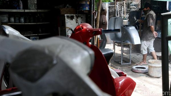 Menyambung Hidup Bersama Vespa Tua