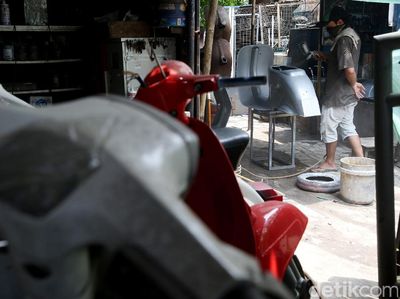 Menyambung Hidup Bersama Vespa Tua