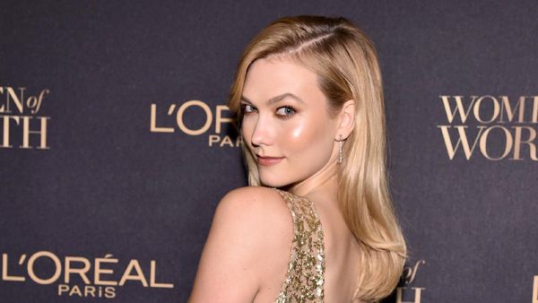 Gold Lady!Karlie Kloss dengan Dress Emas