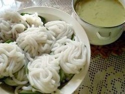 Mie Berpadu Kuah Santan Gurih Wangi dalam Semangkuk Lakso