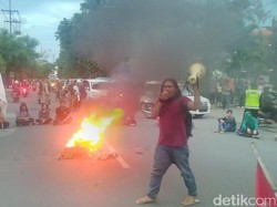 Kecewa dengan Polisi, Mahasiswa Surabaya Bakar Ban di Depan Kampus Unair