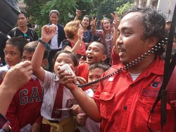 Nyanyian Anak SD Sambut Ahok di Pondok Kopi: Is The Best Gubernur