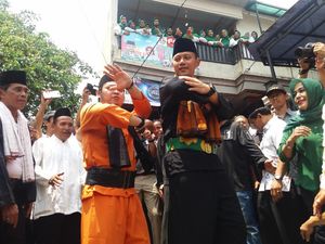 Berbaju Betawi, Begini Gaya Agus Yudhoyono Belajar Silat