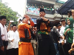 Berbaju Betawi, Begini Gaya Agus Yudhoyono Belajar Silat