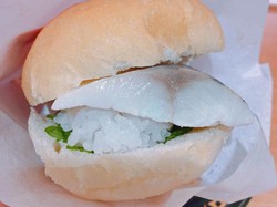 Oishii!! Mau Cicip Sushi Hot Dog dan Sushi Burger yang Unik?