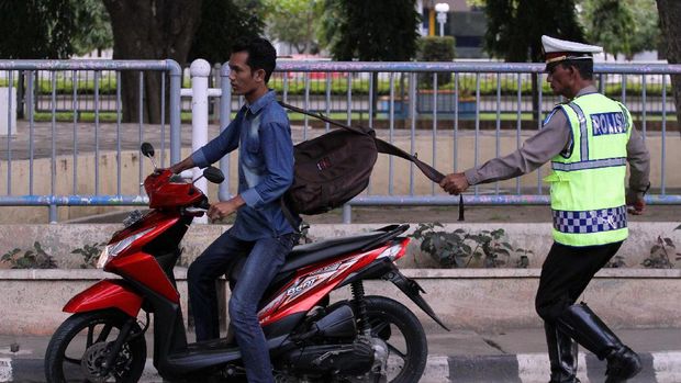Ngotot Pengendara Terjaring Operasi Zebra di Jaksel