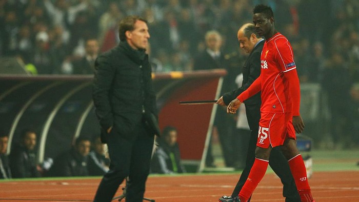 ISTANBUL, TURKEY - FEBRUARY 26:  Mario Balotelli of Liverpool looks across as Brendan Rodgers manager of Liverpool as he is substituted during the UEFA Europa League Round of 32 second leg match between Besiktas JK and Liverpool FC on February 26, 2015 in Istanbul, Turkey.  (Photo by Richard Heathcote/Getty Images)