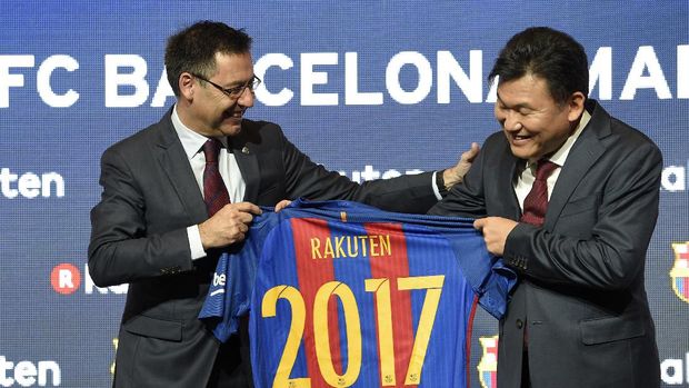 Barcelona's president Josep Maria Bartomeu (L) and CEO of Japanese company Rakuten Hiroshi Mikitani display the FC Barcelona's new jersey after signing an agreement between FC Barcelona and Rakuten Inc., at Camp Nou stadium in Barcelona on November 16, 2016.Japanese online retailer Rakuten will be Barcelona's main sponsor for the next four years, the Spanish giants said on Npovember 16, 2016. Rakuten will replace Qatar Airways which has been Barcelona's shirt sponsor since 2013. / AFP PHOTO / LLUIS GENE