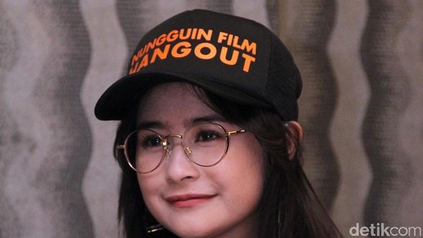 Gaya Prilly Latuconsina dengan Kacamata Vintage, Yay or Nay?