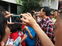 Diberi Minum Air Isi Ulang di Rumah Warga, Ahok: Segar Juga Ya