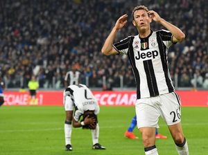 Juve Perpanjang Kontrak Lichtsteiner