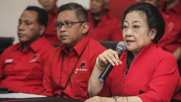 Ketua Umum Partai Demokrasi Indonesia Perjuangan (PDIP) Megawati Soekarnoputri (kanan) didampingi Sekjen PDIP Hasto Kristiyanto (tengah) dan Ketua DPP Bidang Kehormatan PDIP Komarudin Watubun (kiri) memberikan keterangan pers seusai melakukan rapat koordinasi menjelang pilkada serentak 2017 di kantor DPP PDIP, Jakarta, Kamis (17/11). PDIP menghormati proses hukum terhadap status tersangka Basuki Tjahaja Purnama atau Ahok. ANTARA FOTO/Muhammad Adimaja/kye/16