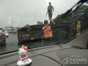 Truk Terbalik di KM 15 Tol Jagorawi, Lalin Macet 1 km