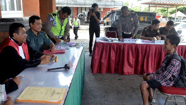 sidang tilang di tempat saat Operasi Zebra Agung 2016 di kawasan Sudirman, Kota Denpasar, Bali