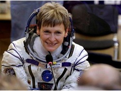Astronot Tertua Peggy Whitson Meluncur ke Luar Angkasa