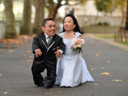 Foto: Pasangan Pengantin Terpendek di Dunia dengan Tinggi Tak Sampai 100 cm