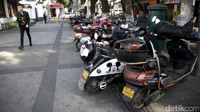 Benda-benda Aneh yang Dilempar Suporter ke Lapangan: Kepala Babi, Skuter, Pintu Mobil