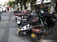 Benda-benda Aneh yang Dilempar Suporter ke Lapangan: Kepala Babi, Skuter, Pintu Mobil