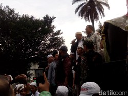 Deddy Mizwar Menangis di Hadapan Massa Demonstrasi Ahok di Gedung Sate