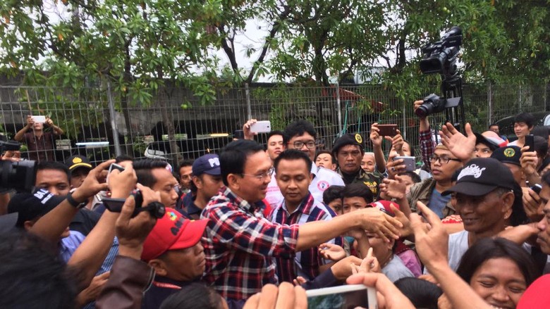 Blusukan di Pademangan, Ahok Diberi Semangat oleh Warga