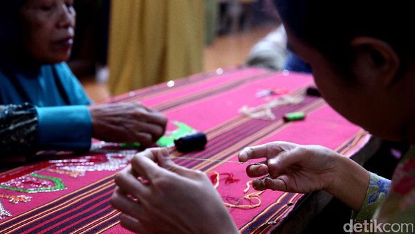 Merajut Manisnya Tenun Tapis