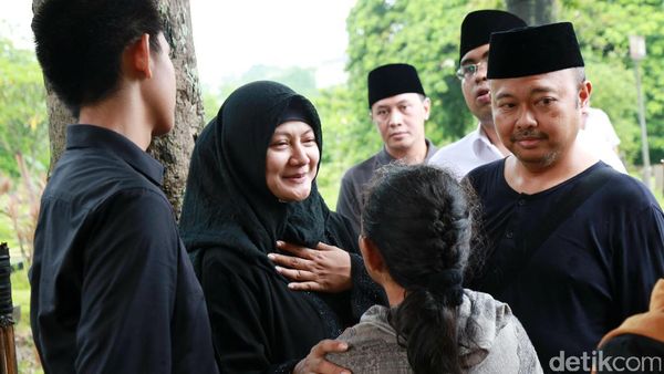 Senyum Ikhlas Iga Mawarni di Pemakaman Sang Suami
