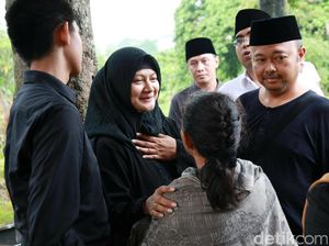 Senyum Ikhlas Iga Mawarni di Pemakaman Sang Suami
