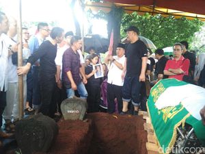 Iga Mawarni Tegar Saksikan Pemakaman Suami