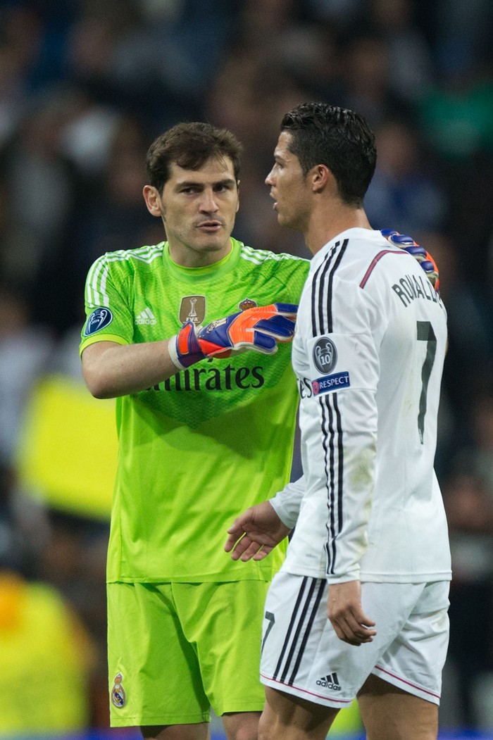 Casillas-Ronaldo MADRID, SPAIN - MARCH 10: goalkeeper Iker Casillas (L) of Real Madrid CF holds his teammate Cristiano Ronaldo (R) after loosing the UEFA Champions League round of 16 second leg match between Real Madrid CF and FC Schalke 04 at Estadio Santiago Bernabeu on March 10, 2015 in Madrid, Spain. (Photo by Gonzalo Arroyo Moreno/Getty Images)