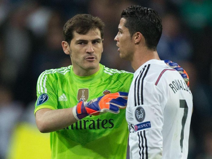 MADRID, SPAIN - MARCH 10: goalkeeper Iker Casillas (L) of Real Madrid CF holds his teammate Cristiano Ronaldo (R) after loosing the UEFA Champions League round of 16 second leg match between Real Madrid CF and FC Schalke 04 at Estadio Santiago Bernabeu on March 10, 2015 in Madrid, Spain.  (Photo by Gonzalo Arroyo Moreno/Getty Images)