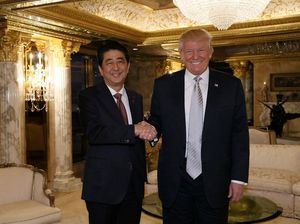 Trump dan Shinzo Abe Bahas Diplomasi AS-Asia di Lapangan Golf