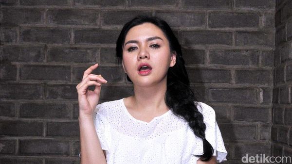 Vicky Shu Makin Seksi dengan Rambut Kepang