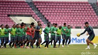 Seluruh pemain timnas mengikuti latihan.