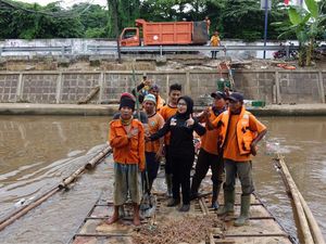 Turun ke Kali Kwitang, Sylviana Nostalgia dan Pose Bareng Pasukan Oranye