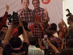 Beri Dukungan, Warga Karo Asal Cililitan Pakaikan Baju Adat ke Ahok