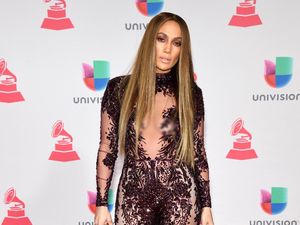 Seksinya Jennifer Lopez di Latin Grammy Awards 2016