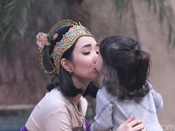 Muah! Kecupan Sayang Gisel untuk Gempita Marten
