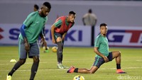 Ferdinand Alfred Sinaga melakukan peregangan dalam sesi latihan di Philippine Sports Stadium.