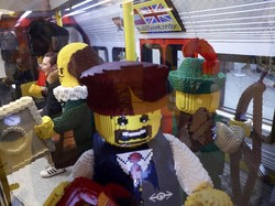 Keren! Pria Ini Bikin Kostum Lego Raksasa dari Kardus