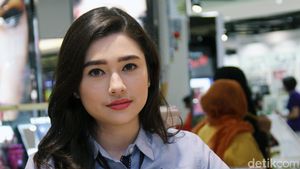 Belanja Dilayani Amanda Rigby Si Kasir Cantik, Siapa yang Nolak?