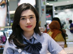 Belanja Dilayani Amanda Rigby Si Kasir Cantik, Siapa yang Nolak?