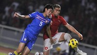 Thailand, yang kala itu dilatih Bryan Robson, tampil jelek. Indonesia sukses menang 2-1 dan Thailand tersingkir di fase grup. (Foto: AFP PHOTO / ROMEO GACAD)