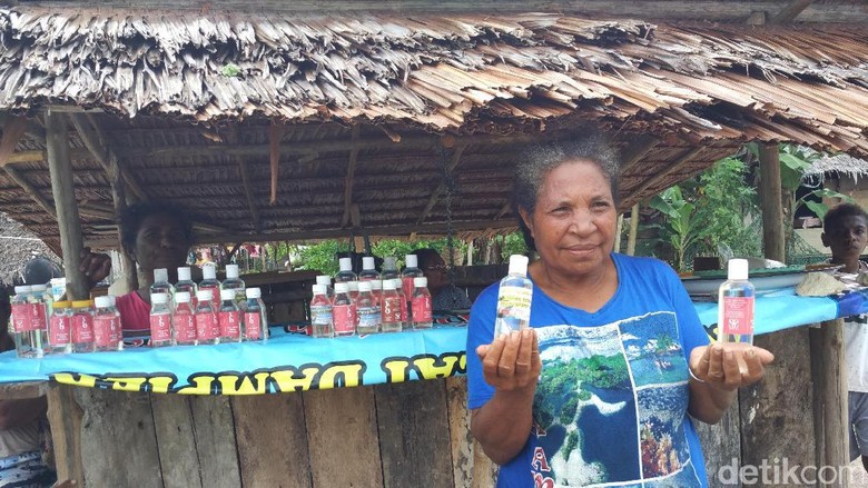 Foto: Mama penjual Virgin Coconut Oil di Desa Yenbuba, Raja Ampat (Sukma/detikTravel) Foto: Mama penjual Virgin Coconut Oil di Desa Yenbuba, Raja Ampat (Sukma/detikTravel)