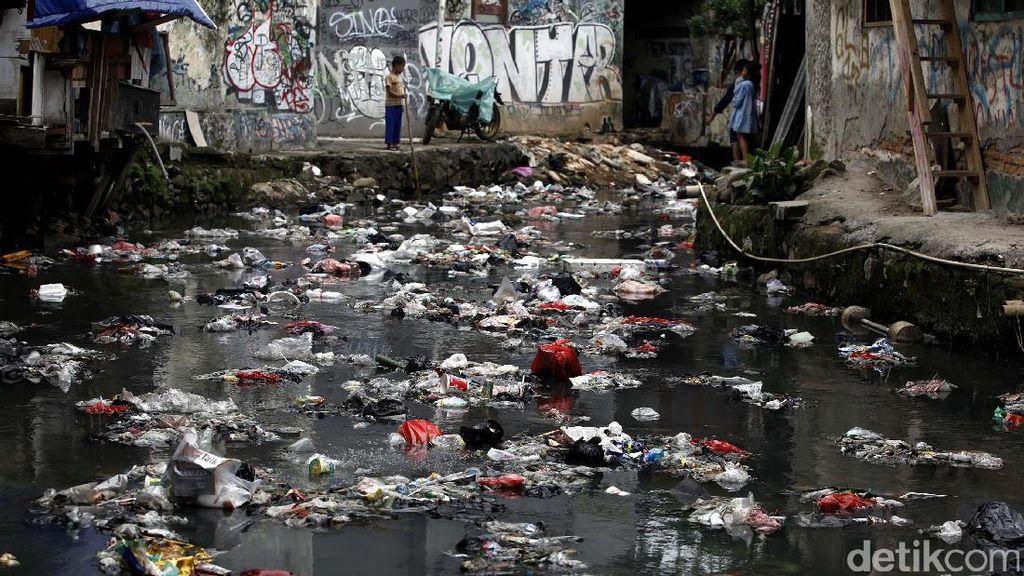 Miris, Sungai di Tanah Abang Dipenuhi Sampah