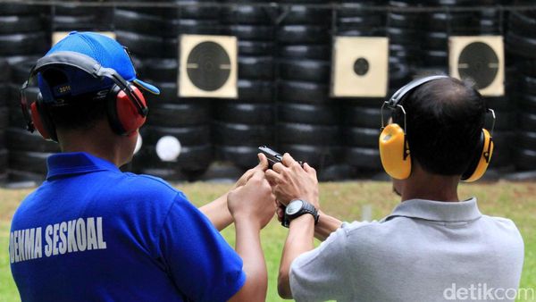 Latihan Menembak Para Pengusaha Muda