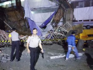 Gedung Baru Kampus D Gunadarma Depok Ambruk